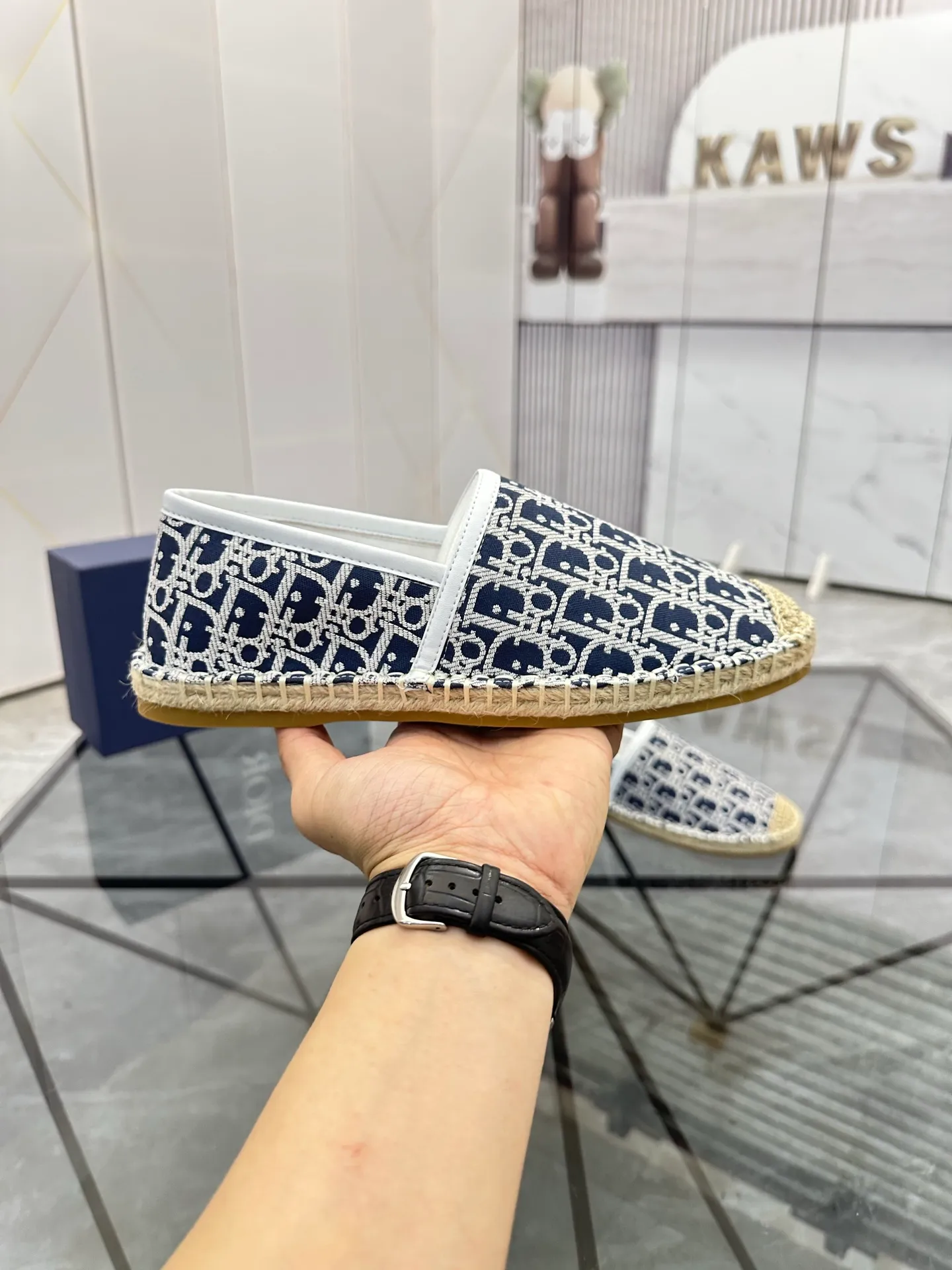 Men's shoes for sale 💰: 💰P400¥ Product trademark: Dior* "Dior*" low-top fisherman's shoes Regular size: 38-44 (can be customized to 37.45) Product materials: imported cowhide leather upper spliced ​​with original fabric, sheepskin lining, original outsole. Number: 1023